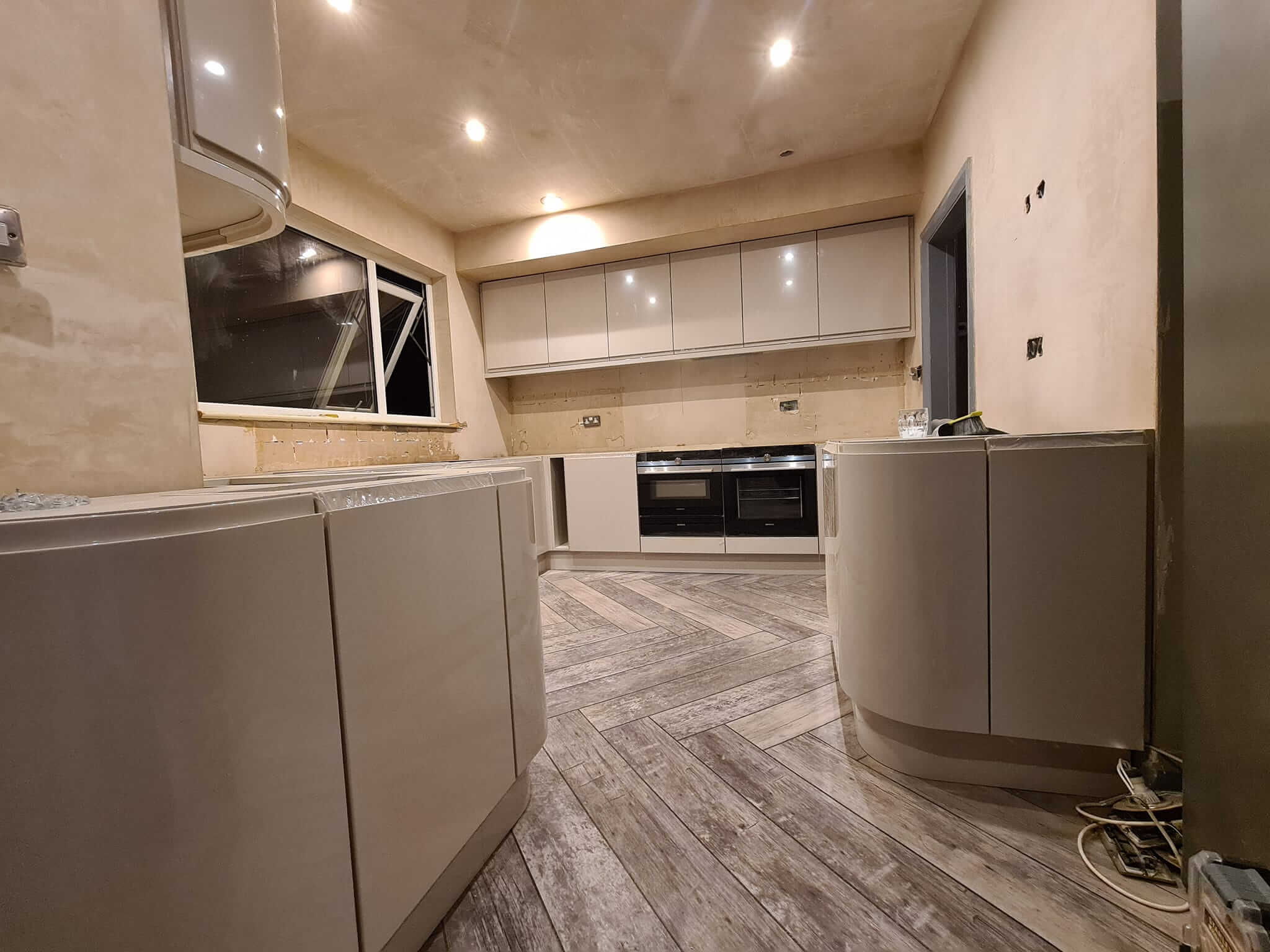 Kitchen project: Elegant kitchen with high-gloss cabinets