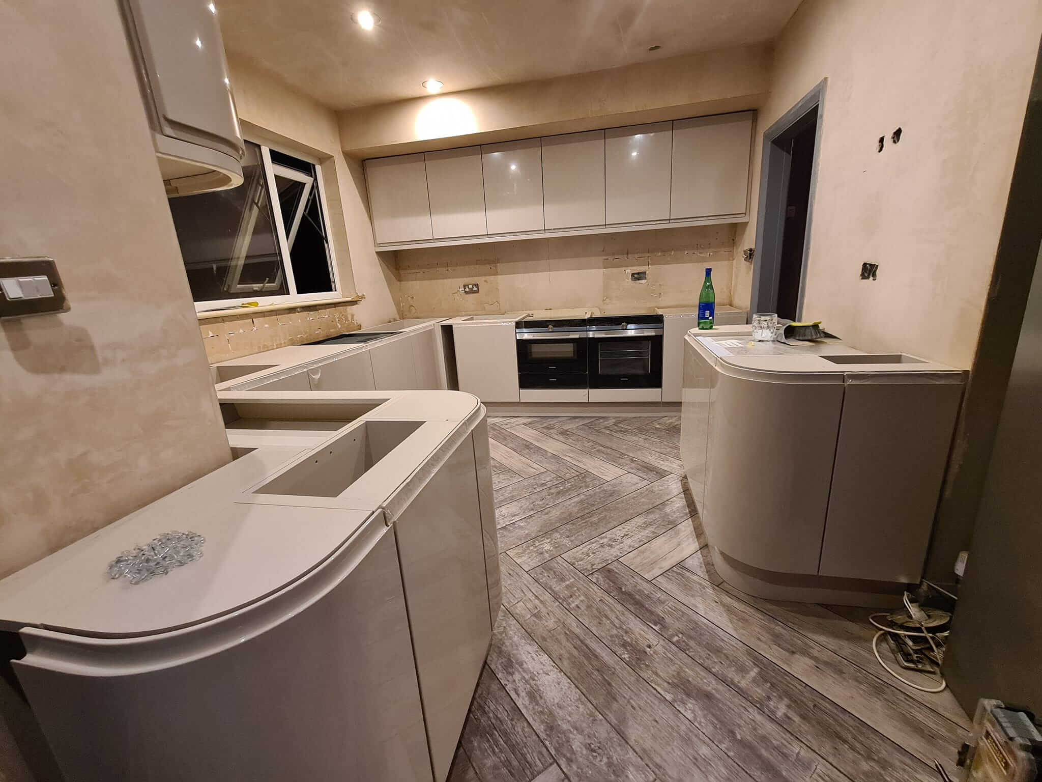 Kitchen project: Elegant kitchen with high-gloss cabinets