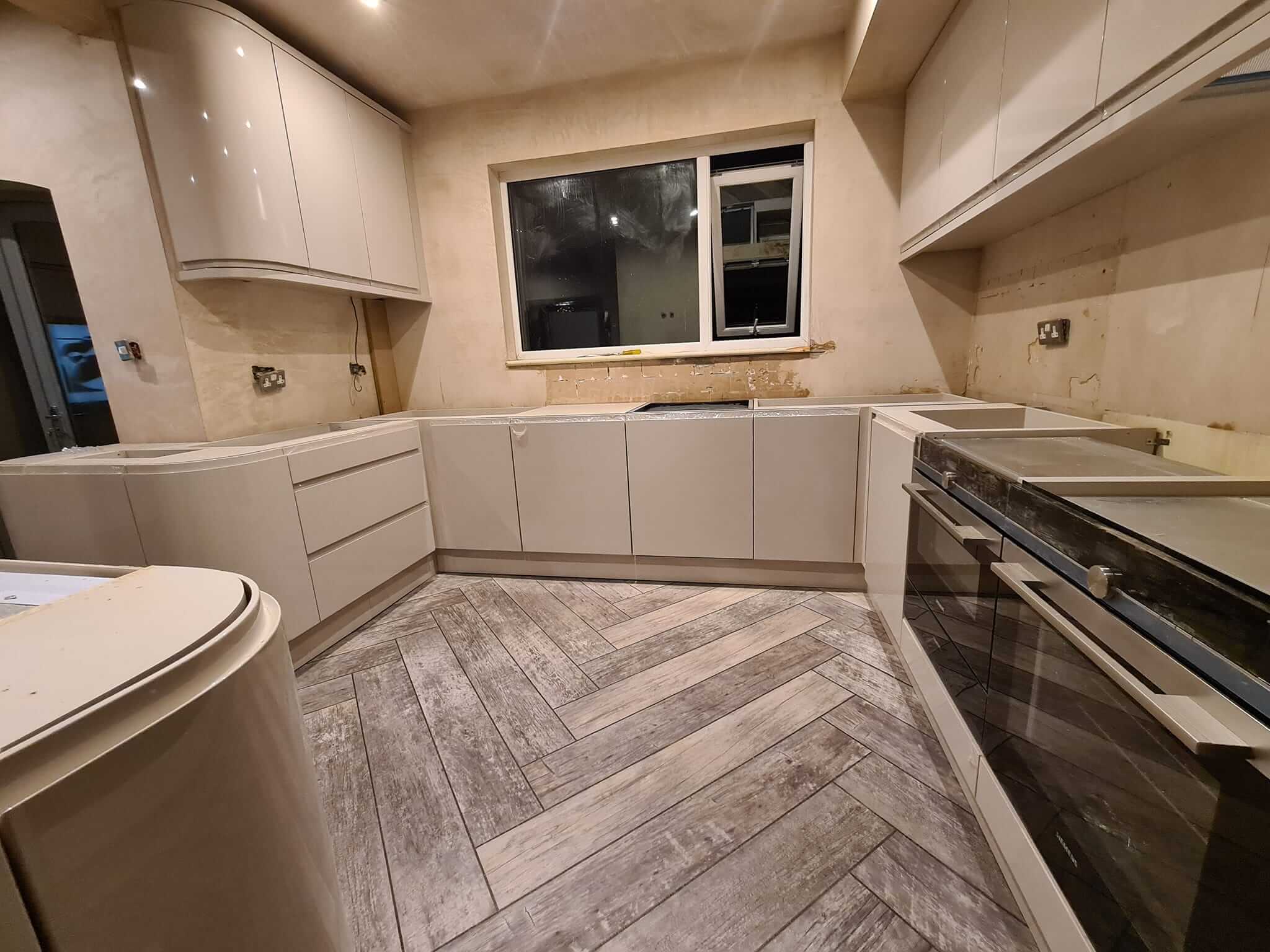 Kitchen project: Elegant kitchen with high-gloss cabinets