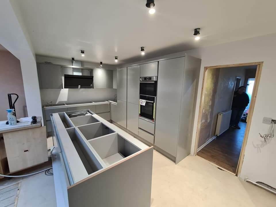 Kitchen project: Spacious modern kitchen