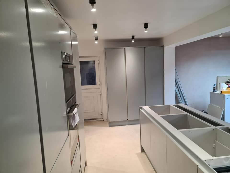 Kitchen project: Spacious modern kitchen