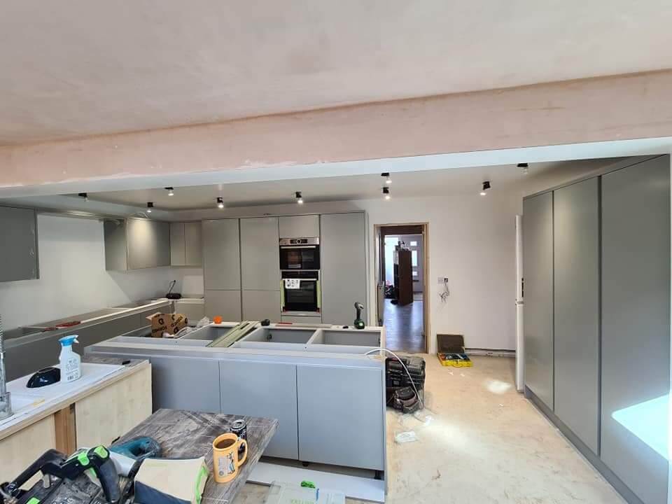 Kitchen project: Spacious modern kitchen