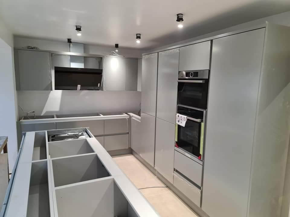 Kitchen project: Spacious modern kitchen