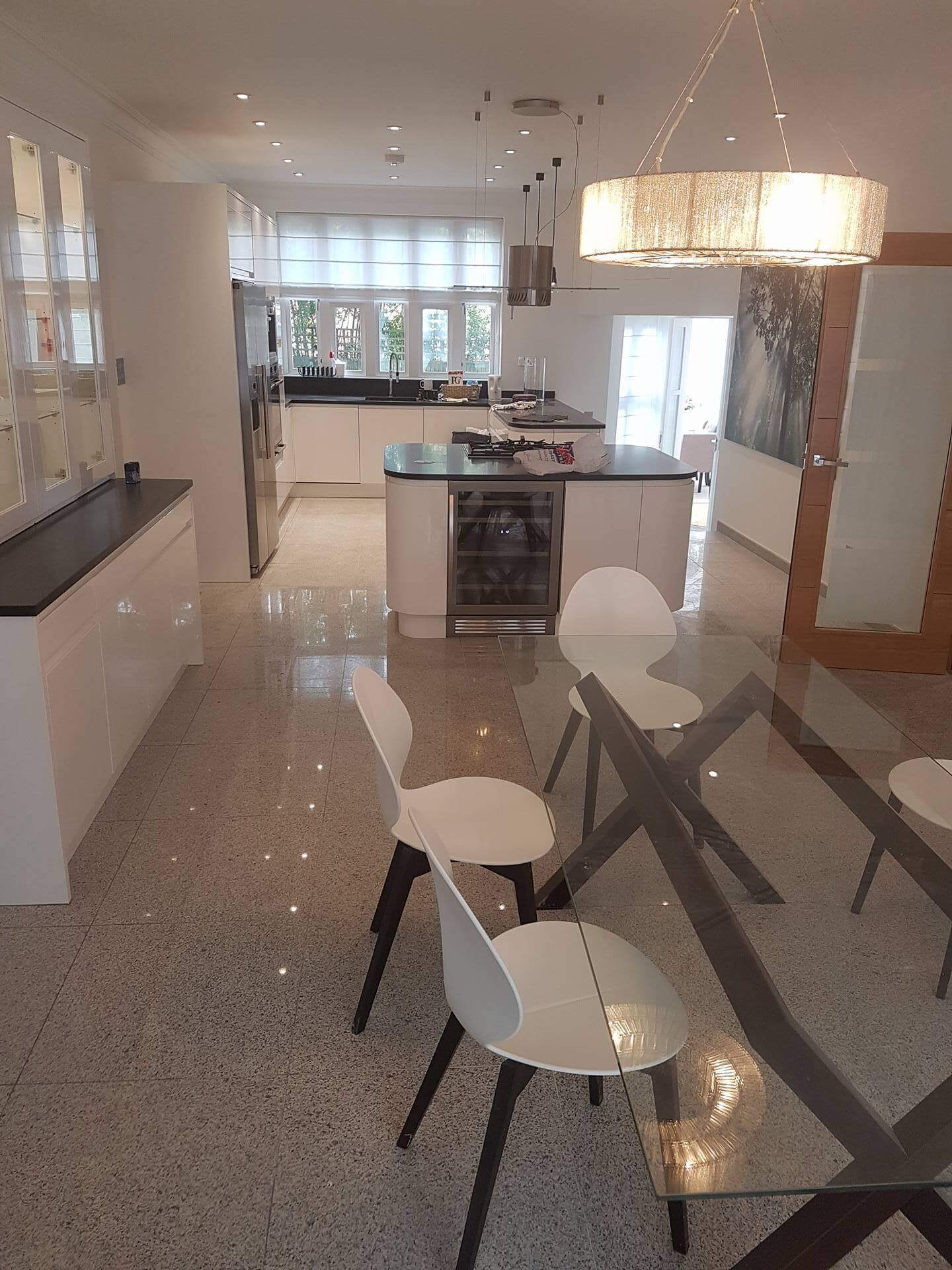 Kitchen project: Elegant kitchen with a stylish black countertop island